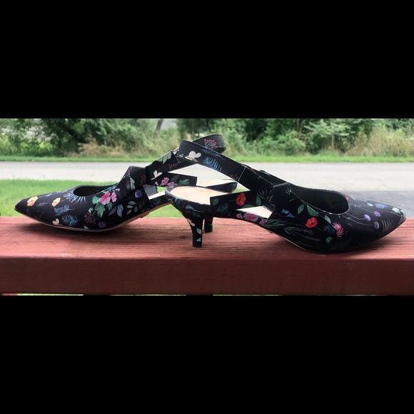 Nannette LePore “Rhonda” dark floral kitten heel - Picture 3 of 4